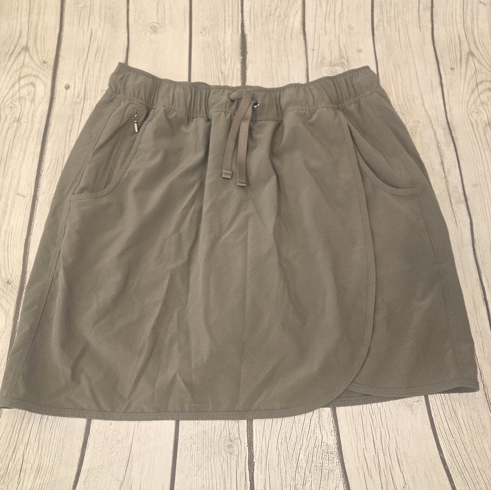 Patagonia women's MD "Fleetwith" pull-on skort skirt shorts pockets olive green